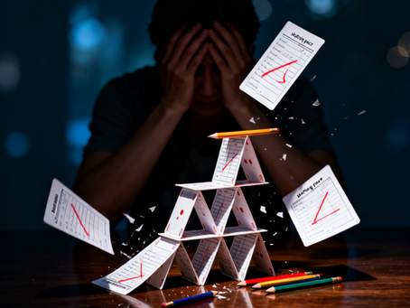 "Metáfora visual do 'custo da paz': uma estrutura frágil de papéis escolares e lápis caindo, simbolizando a instabilidade emocional dos pais diante das notas baixas dos filhos. Estética clean e cinematográfica."