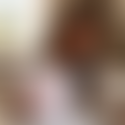 Mãe, com olhar de preocupação, olhando para o boletim do filho com notas vermelhas