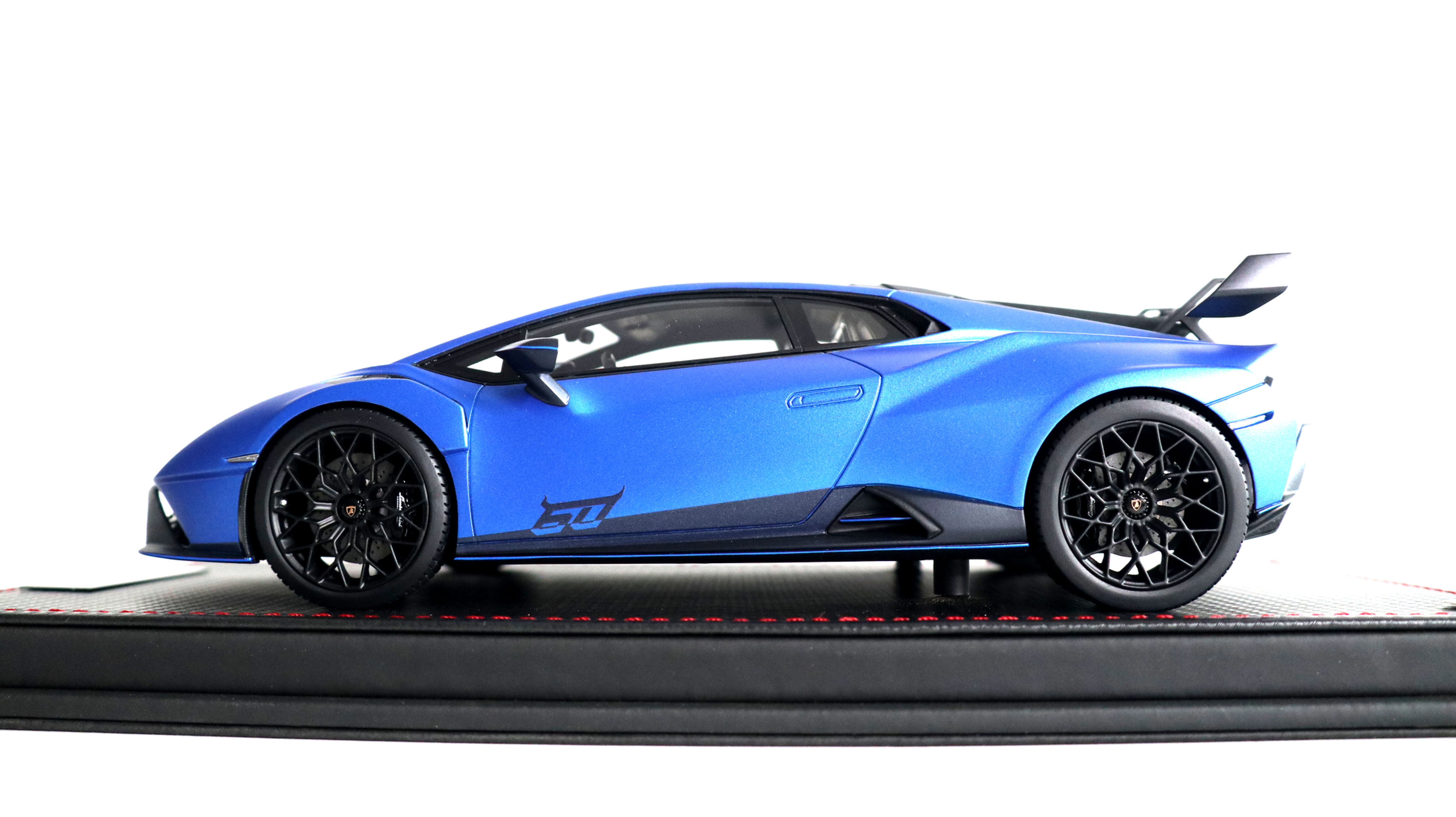 2020 LAMBORGHINI HURACAN STO 60 YEARS
1:18 by MR Collection Models
