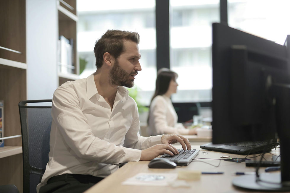 IT professional analysing data during Splunk training session