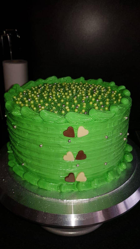 Bolo verde com corações de chocolate e pérolas