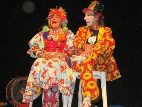 Mesclagem de arte: o circo dentro do teatro.