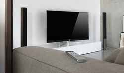 loewe-reference-fernseher-wohnzimmer-tablestand-tt