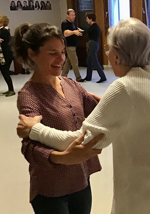 Séance de danse tango en art-thérapie corporelle chez Corps en Création, exploration du corps et du mouvement.