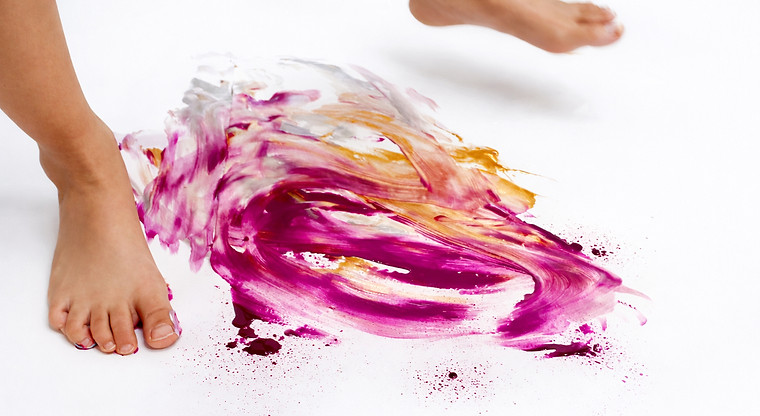 Peinture avec les pieds – expression corporelle en art-thérapie chez Corps en Création.
