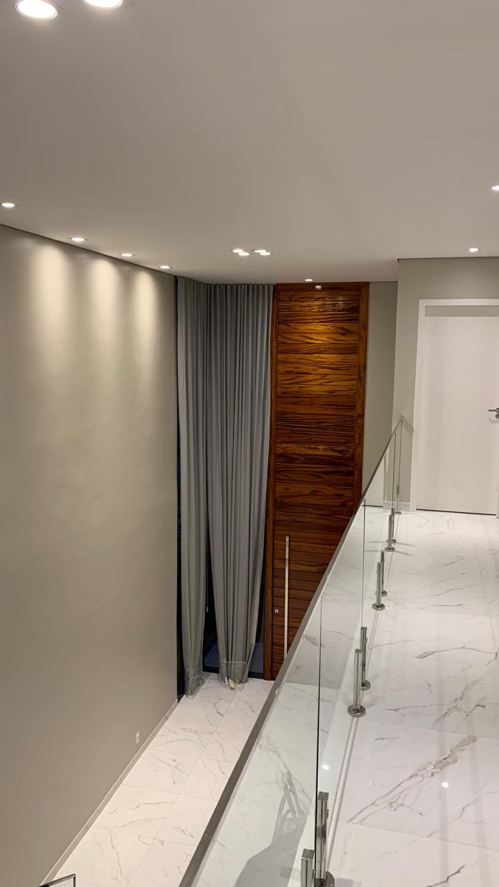 Corredor superior em porcelanato