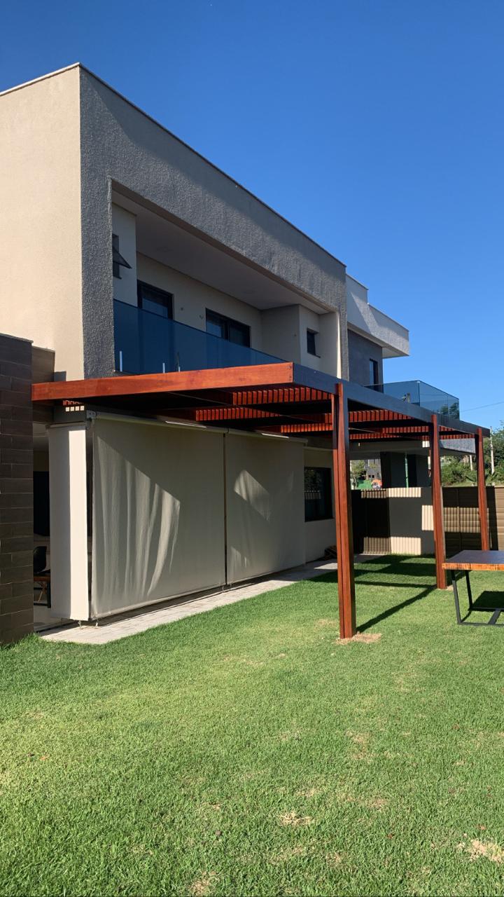 Área externa com pergolado