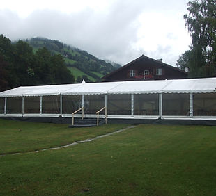 Großes 10-Meter-Eventzelt in Weiß, ideal für Hochzeiten, Firmenfeiern und private Veranstaltungen – wetterfest, elegant und festlich dekoriert.