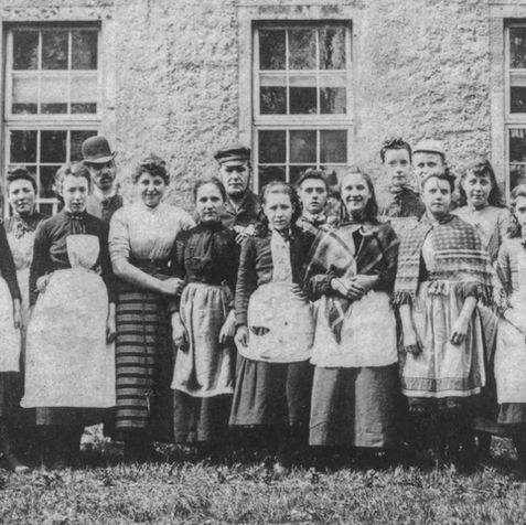 Group photograph of staff of Calderhaugh mill taken in 1890.