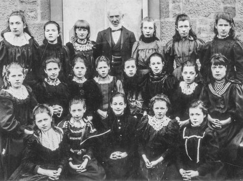 Photographs of classes from the original Public School in Lochwinnoch