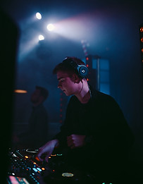 Event DJ am Musik mischen
