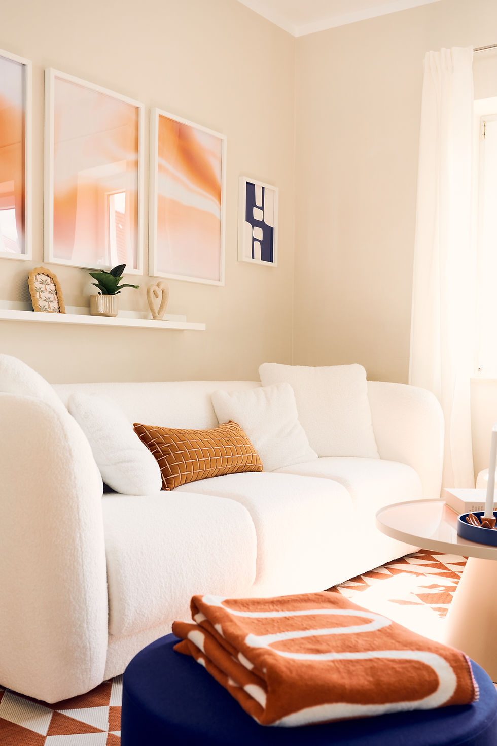 Ausgestattete Sofaecke mit Accessoires und Requisiten, stilvoll eingerichteter Bereich im Studio