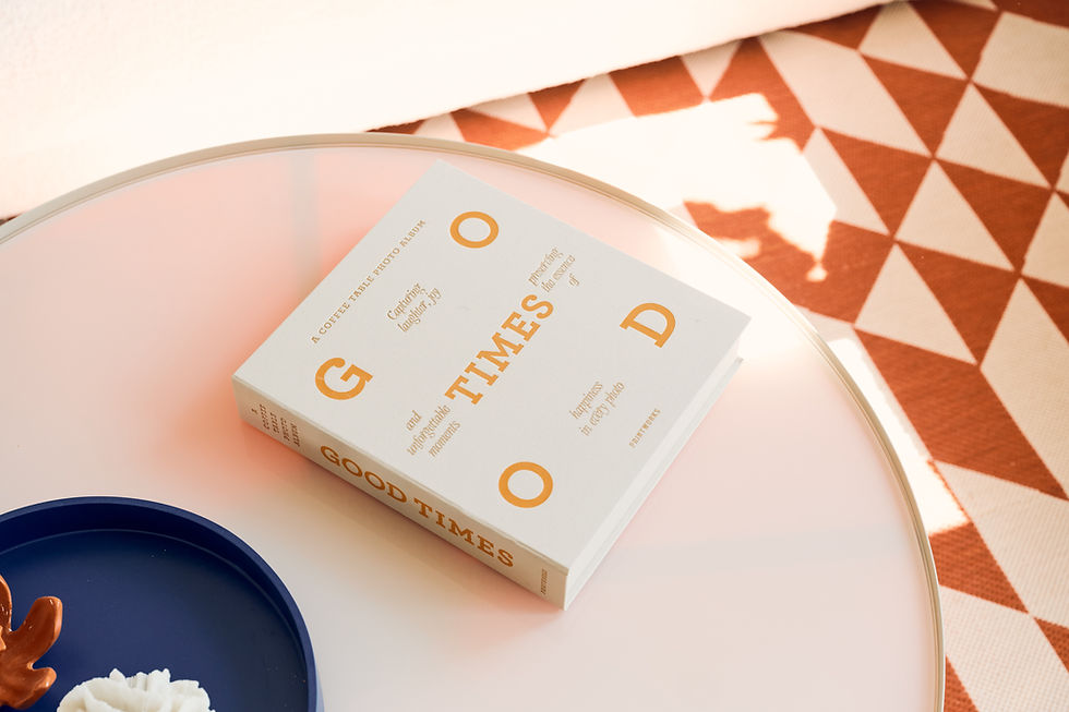 Ausgestattete Sofaecke mit Accessoires und Requisiten, stilvoll eingerichteter Bereich im Studio