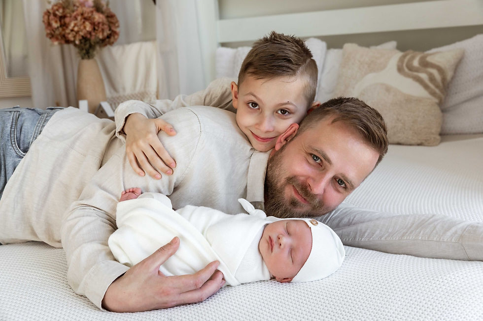 newborn focení Brno – rodinná fotka s miminkem