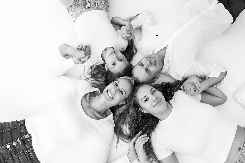 Rodinné focení ve Fotoateliéru Brno – přirozený rodinný portrét