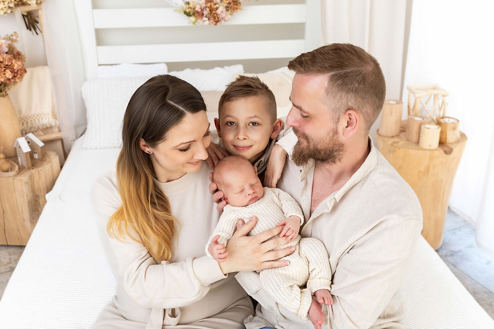 newborn focení Brno – rodinná fotka s miminkem