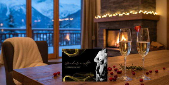 Dvě sklenice šampaňského a pohlednice s textem na dřevěném stole.