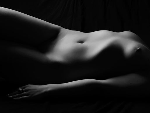 Boudoir focení Brno – černobílý umělecký akt v jemném světle