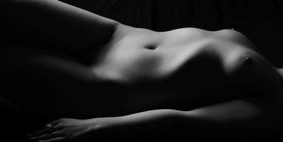 Ženské tělo v černobílém provedení, Boudoir a akty ženy, detailní záběr na břiše.