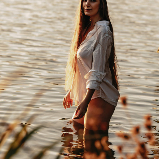 Žena s dlouhými vlasy stojí ve vodě, Akty ženy galerie Fotoateliér Brno.