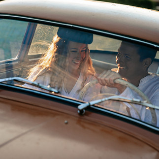 Zlaté světlo zapadajícího slunce osvětluje retro auto při focení v Praze
