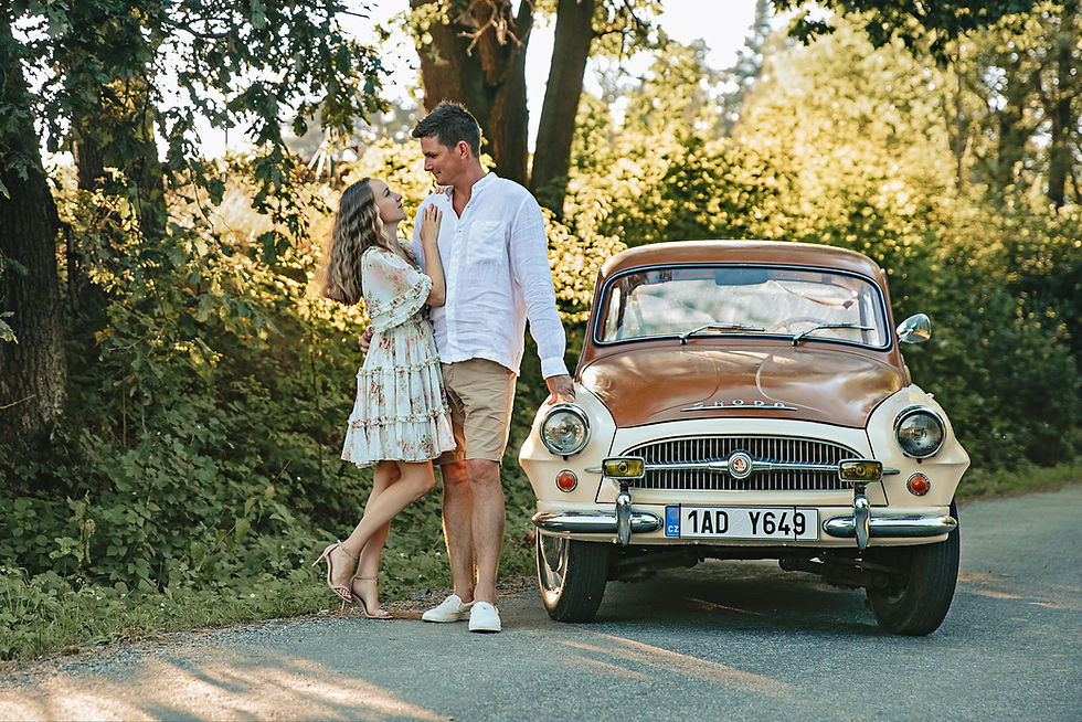 Pár stojí u veterána Škoda Octavia při západu slunce – retro focení v Praze