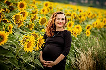 Elegantní těhotenský portrét ženy v dlouhých šatech – focení Brno