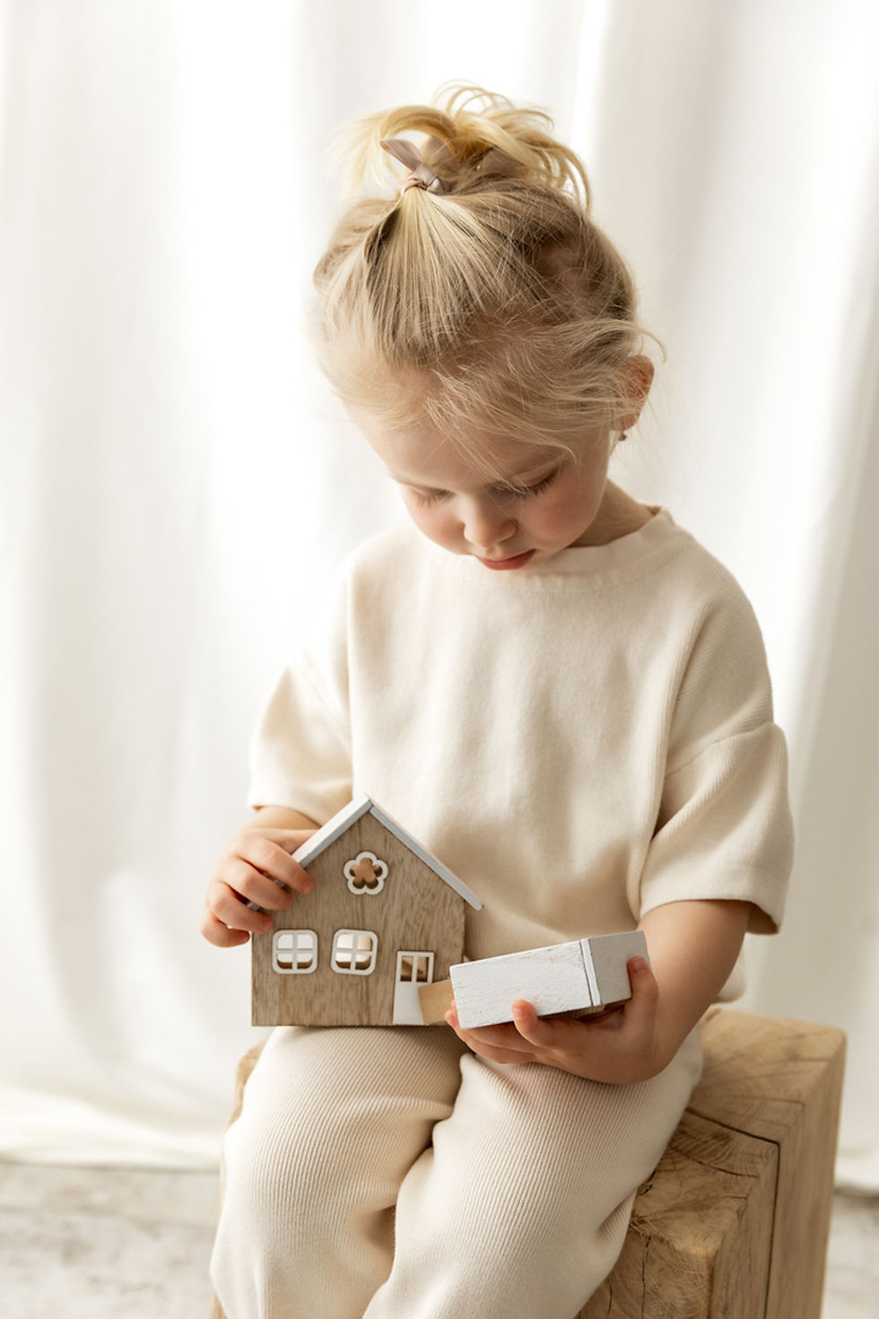 Dětské focení v ateliéru Brno s dřevěnými doplňky“