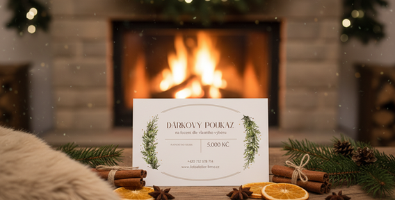Dárkový poukaz s částkou 5.000 Kč na dřevěném stole před krbem a ozdobami.
