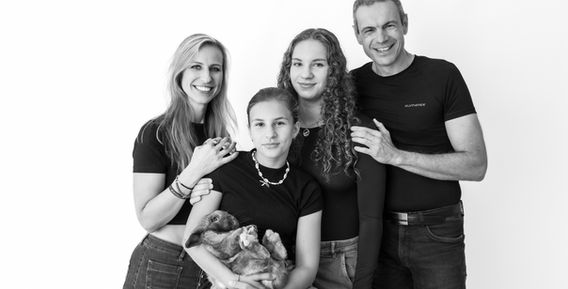 Rodinné focení Brno a okolí – černobílý rodinný portrét v přirozeném stylu