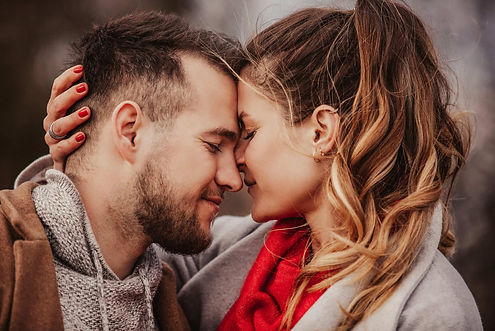 Zamilovaný pár se dotýká čely. Pro páry. Romantické chvíle uprostřed přírody.