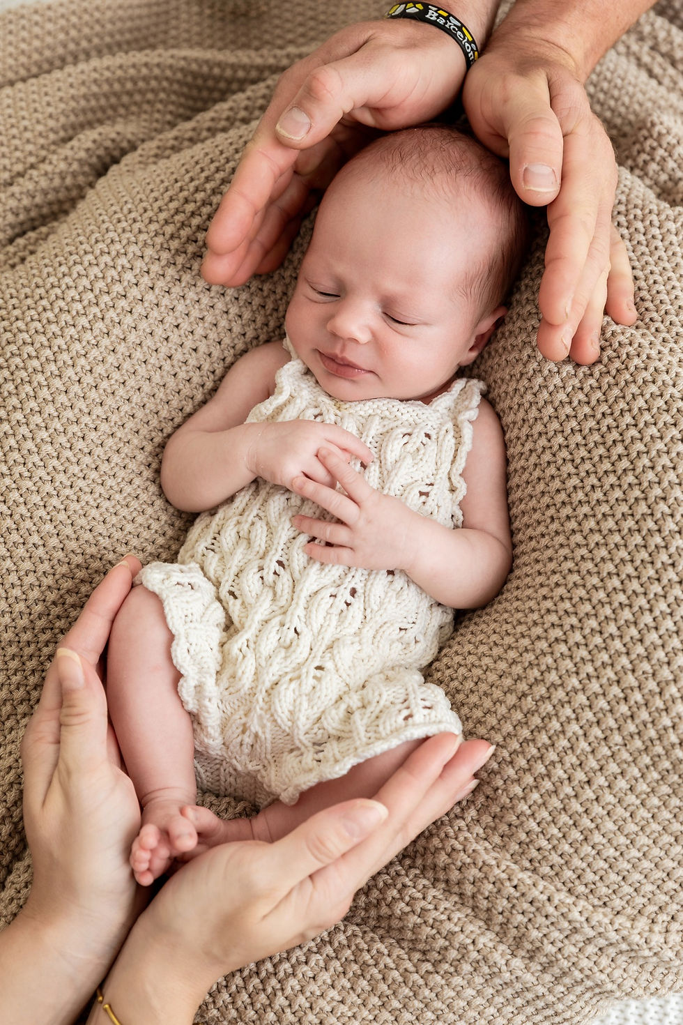 Newborn focení – jemné pózy miminka v ateliéru