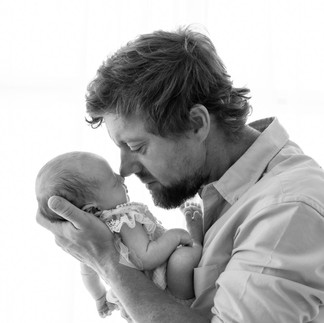 Novorozenecké focení Brno – rodinný portrét s miminkem