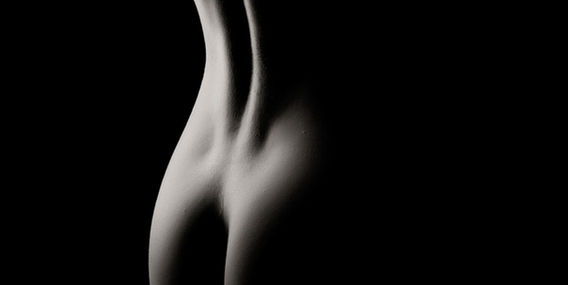 Ženské tělo v černobílém provedení, Boudoir a akty ženy, krásná silueta ve stínu.