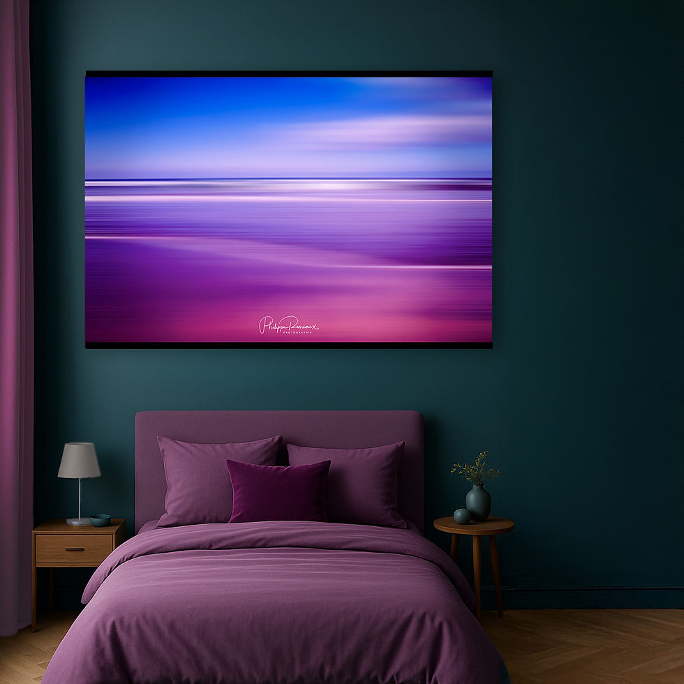 Kakémono décoratif plage Irlande Artemuze aux tons violets et bleus, accroché au-dessus d’un lit aux textiles prune dans une chambre élégante