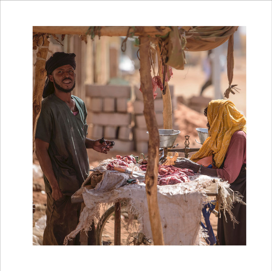 Miniature : Scène de marché en Mauritanie montrant un boucher et une cliente autour d’un étal de fortune