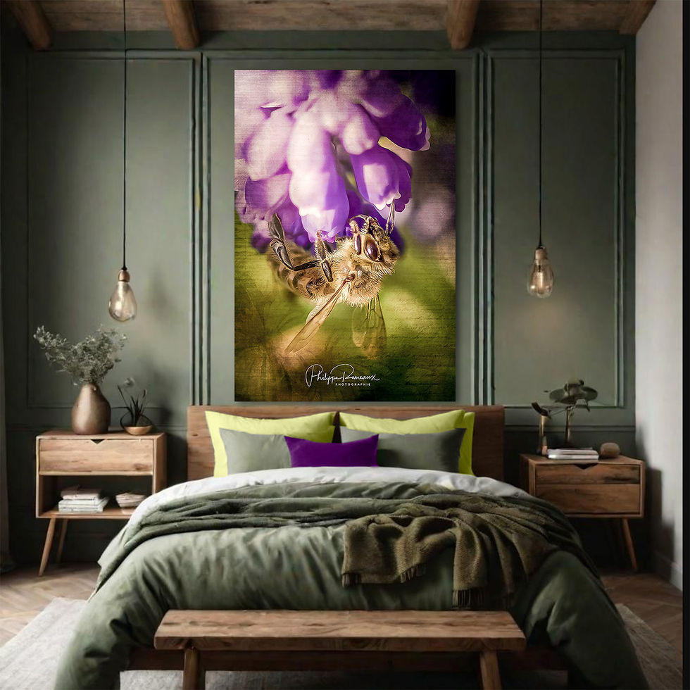 Idée décoration intérieure avec le Kakémono décoratif Abeille butine un Muscari