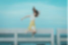 fille qui saute dans l'aire- coaching-liberte-confiance-martine-galland