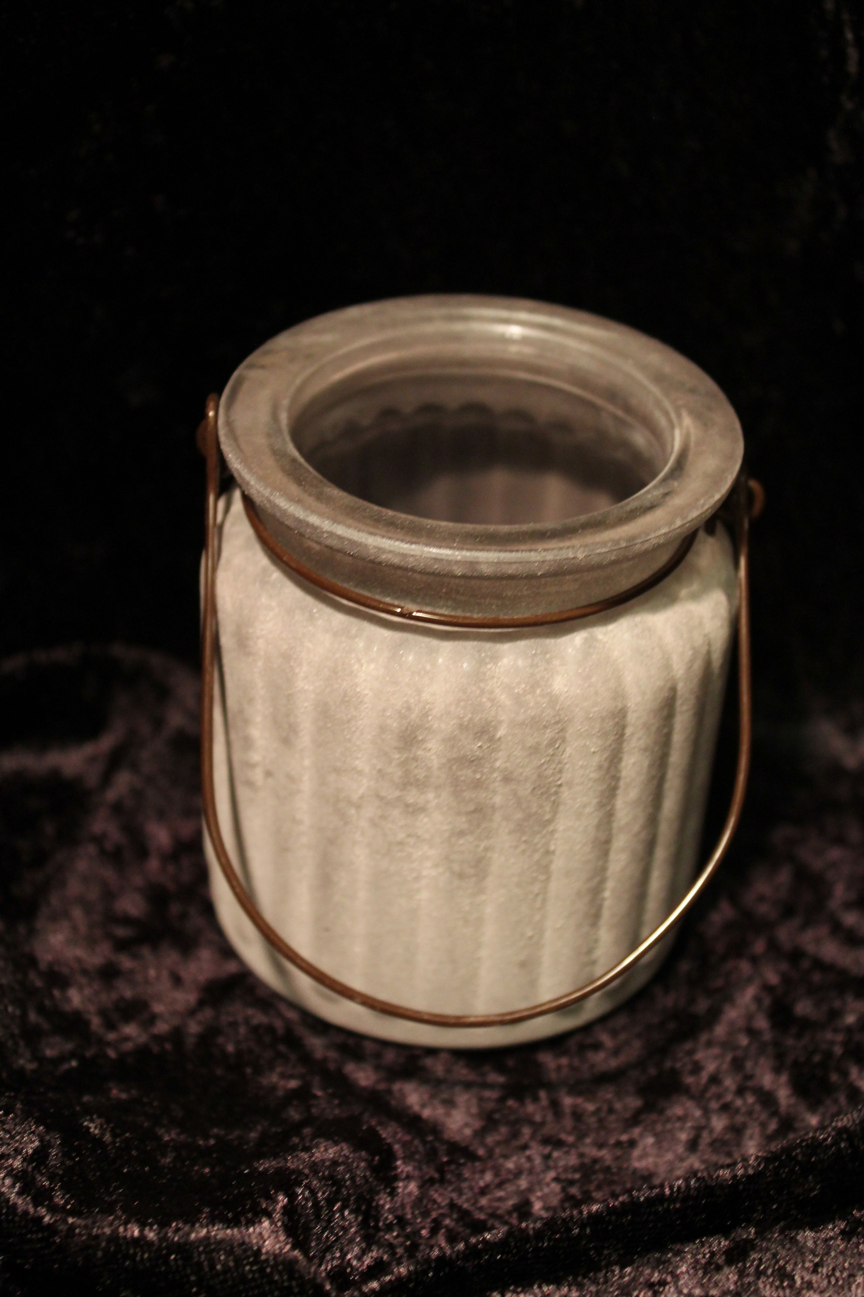 Grå frostad ljuslykta