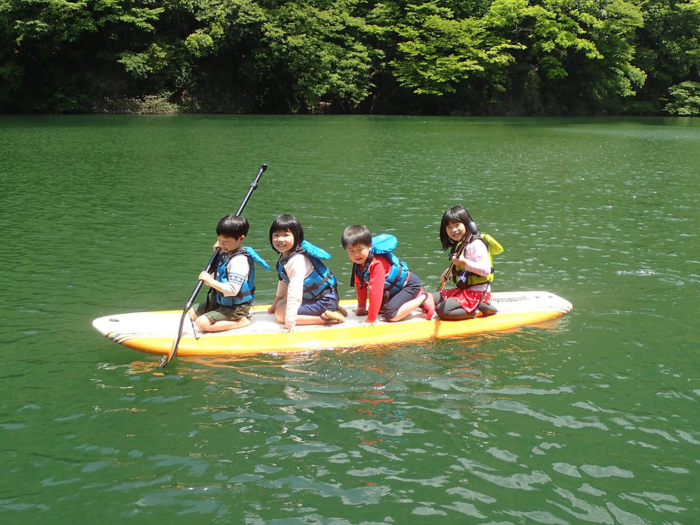 広くて穏やかな湖面でSUP