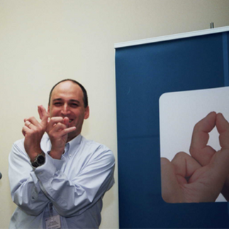 : שילוב אצבעות הנוגעות זו בזו ברכות ובדייקנות