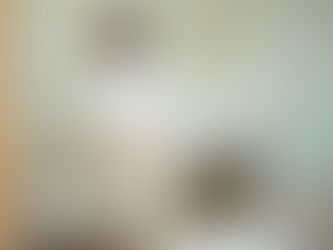 Eine Schwangere Frau richtet sich eine Stillecke ein