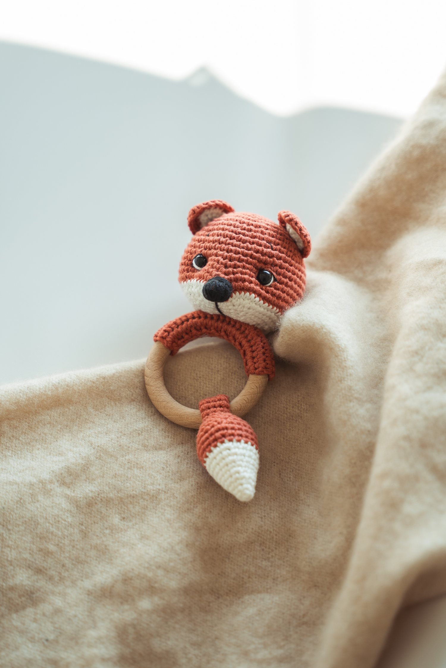 Babyrassel Fuchs, handgemacht in Europa