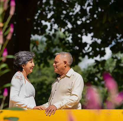 Couple senior souriant en extérieur, image de prévention auditive et maintien du lien social chez les seniors