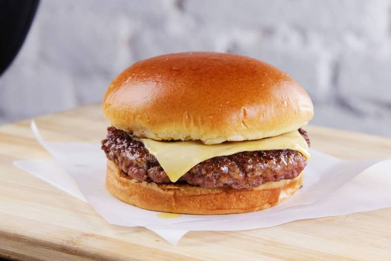 sanduíche clássico de pão, carne e queijo.