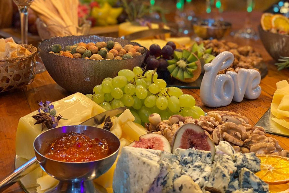 Uma mesa elegante com pequenas porções coloridas dispostas em pratos de degustação.