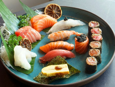 Um prato colorido que mistura elementos de diferentes cozinhas — por exemplo, sushi com pastel e curry.