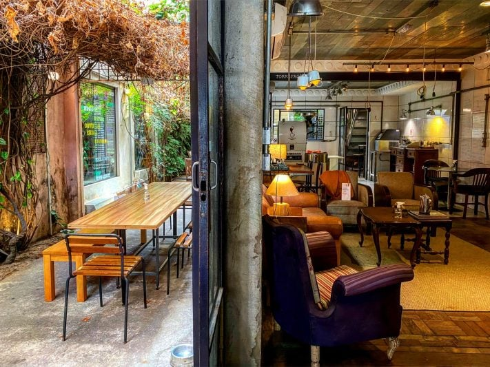 Cafeterias e bares adotam vitrines temáticas para a semana de descontos.