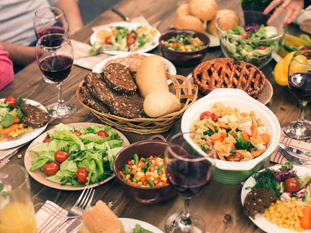 Uma mesa posta com um prato de comida caseira repetido várias vezes na semana, como macarrão ou arroz com feijão.