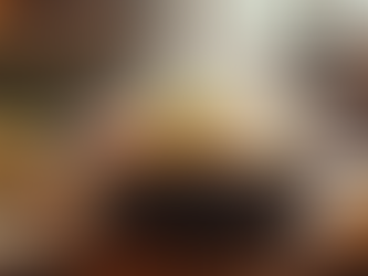 Prato de massa fumegante em mesa aconchegante, com luz amarelada típica de fim de tarde.